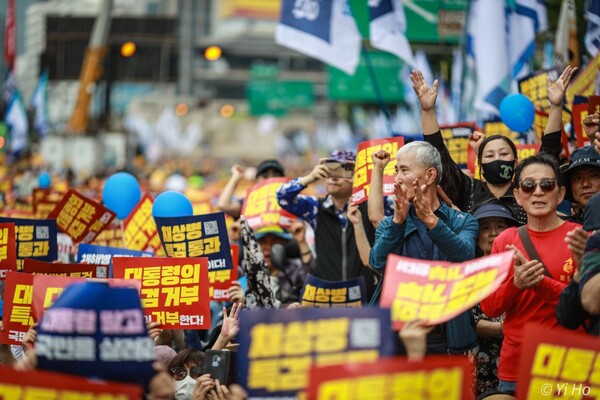 25일 서울 시청역 4번출구 앞에서 열린 야7당·시민사회 공동 범국민대회에 참가한 시민들이 구호를 외치고 있다. 2024.5.25. 사진 이호 작가