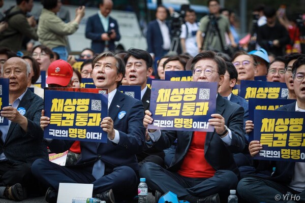 25일 서울 시청역 4번출구 앞에서 열린 야7당·시민사회 공동 범국민대회에서 더불어민주당 이재명 대표와 조국혁신당 조국 대표가 구호를 외치고 있다. 2024.5.25. 사진 이호 작가