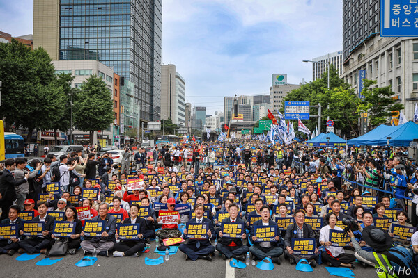 25일 서울 시청역 4번출구 앞에서 열린 야7당·시민사회 공동 범국민대회에서 참석자들이 구호를 외치고 있다. 2024.5.25. 사진 이호 작가