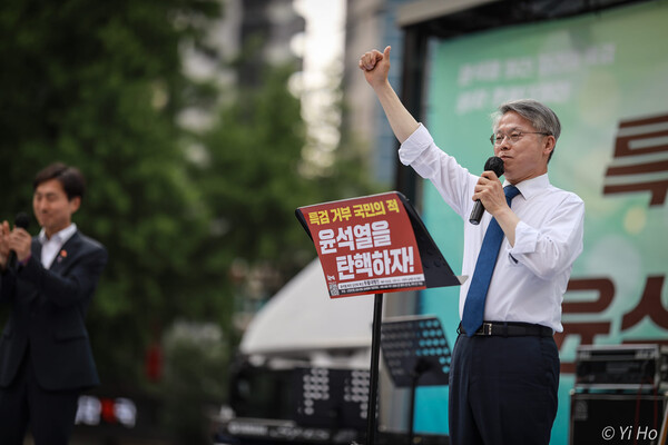 25일 서울 시청역~숭례문 대로에서 열린 5월 전국집중 촛불대행진(91차)에서 민주당 민형배 의원(광주광산을)이 발언하고 있다. 2024.5.25. 사진 이호 작가