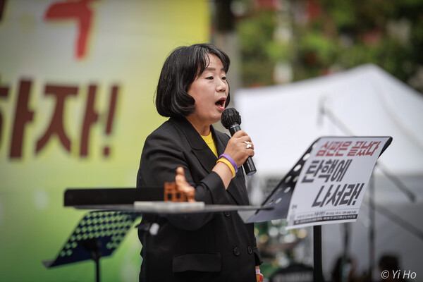 25일 서울 시청역~숭례문 대로에서 열린 5월 전국집중 촛불대행진(91차)에서 윤미향 의원이 발언하고 있다. 2024.5.25. 사진 이호 작가