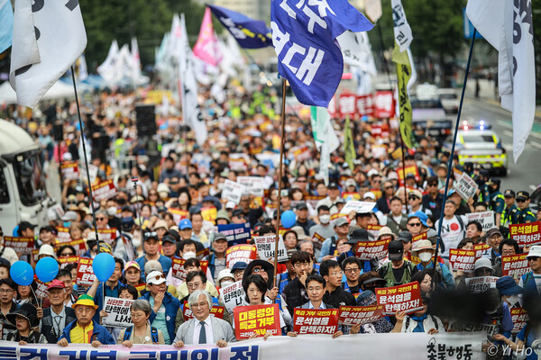 25일 5월 전국집중 촛불대행진(91차)에서 참가한 시민들이 서울 도심을 행진하고 있다. 2024.5.25. 사진 이호 작가