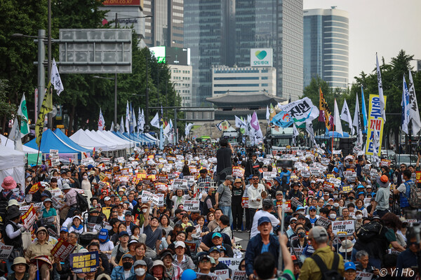 25일 서울 시청역~숭례문 대로에서 열린 5월 전국집중 촛불대행진(91차)에 참가한 시민들이 구호를 외치고 있다. 2024.5.25. 사진 이호 작가