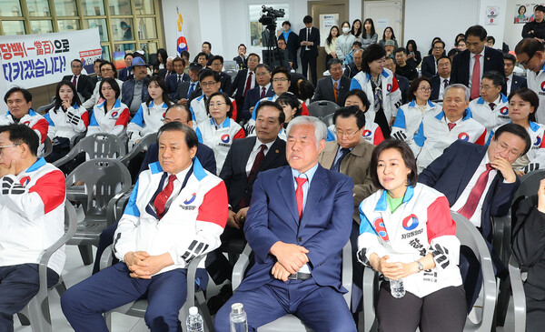 자유통일당 장경동 대표, 전광훈 고문 등 당 관계자들 10일 서울 여의도 자유통일당 당사에서 22대 국회의원선거 개표 방송을 보고 있다. 2024. 04.10. 연합뉴스
