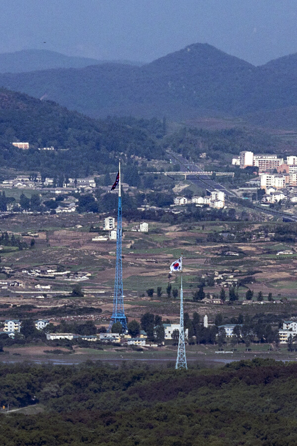 8일 경기도 파주시 접경지역에서 바라본 서부전선 비무장지대(DMZ)에서 남측 대성동 마을의 태극기와 북측 기정동 마을의 인공기가 펄럭이고 있다. 2024.5.8. 연합뉴스