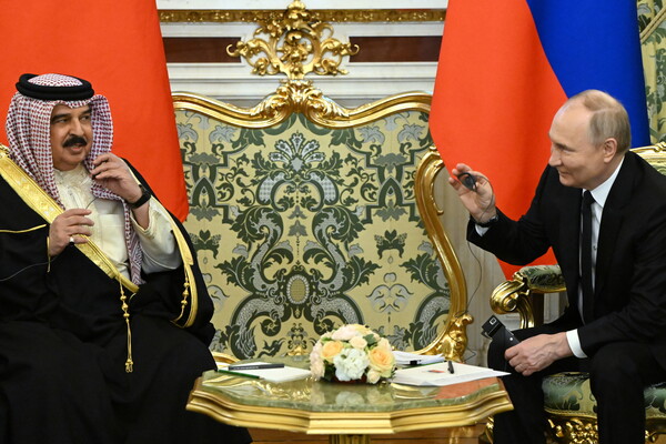 아랍연맹 정상회의 의장 자격으로 23일 모스크바를 공식 방문한 하마드 빈 이사 알칼리파 바레인 국왕이 크렘린궁에서 블라디미르 푸틴 러시아 대통령과 이야기를 나누고 있다.  2024.5.23. EPA 연합뉴스 