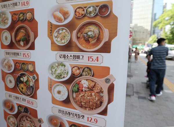 지난 1분기 먹거리 물가 상승률이 가처분소득 증가율을 7분기째 웃돌았다. 사진은 23일 오후 서울시내 한 음식점 메뉴와 가격표. 2024.5.23. 연합뉴스