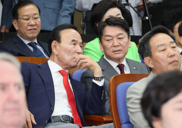 국민의힘 박덕흠 의원과 안철수 의원이 29일 국회에서 열린 제22대 국회의원 당선자 총회에서 대화하고 있다. 2024.4.29. 연합뉴스