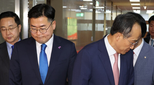 국민의힘 추경호 원내대표(오른쪽)와 더불어민주당 박찬대 원내대표가 27일 서울 여의도 국회에서 김진표 국회의장과 면담을 마치고 나와 취재진의 질문에 답한 후 각자 자리에서 떠나고 있다. 이날 양당 원내대표는 하루 앞으로 다가온 21대 국회 마지막 본회의 안건을 김 의장 주재로 논의했으나 합의에 이르지 못했다. 2024.5.27. 연합뉴스