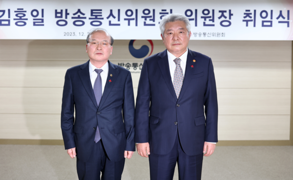 지난해 12월29일 김홍일 신임 방송통신위원장(오른쪽)이 정부과천청사 내 방송통신위원회에서 열린 취임식에서 이상인 부위원장과 기념촬영을 하고 있다. 김홍일 위원장, 이상인 부위원장 모두 윤석열 대통령이 추천, 임명했다. 연합뉴스