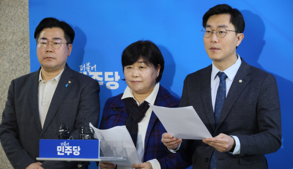 더불어민주당 박찬대·서영교·장경태 최고위원이 지난 2월7일 국회에서 방통위의 YTN 사영화 시도 비판 기자회견을 하고 있다. 연합뉴스. 