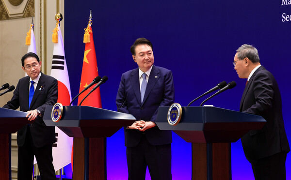 윤석열 대통령이 27일 영빈관에서 열린 제9차 한일중 정상회의 뒤 공동기자회견에서 리창 중국 국무원 총리의 발언을 듣고 있다. 왼쪽은 기시다 후미오 일본 총리. 2024.5.27. [대통령실 제공] 연합뉴스 