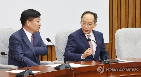 국민의힘 추경호 원내대표(오른쪽)가 지난 21일 오전 국회에서 열린 원내대책회의에 입장해 정점식 정책위의장과 대화하고 있다. 2024.5.21.연합뉴스