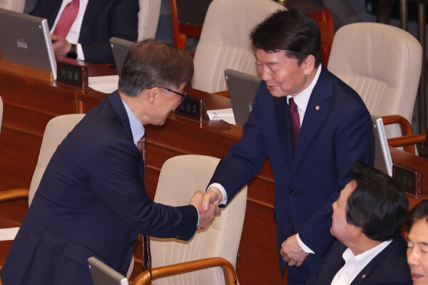 '채상병 특검' 찬성 의사를 공개적으로 밝힌 국민의힘 안철수 의원과 최재형 의원이 28일 오후 국회에서 열린 본회의에서 재의결 안건으로 상정된 '해병대 채상병 사망사건 수사외압 의혹 특별검사법' 표결을 마친 뒤 악수하고 있다. 2024.5.28. 연합뉴스