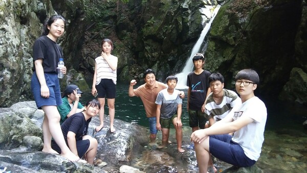 가평민들레농촌유학센터에 참여한 학생들이 활동을 마치고 계곡에서 휴식을 취하고 있다. 농산어촌유학전국협의회 홈페이지