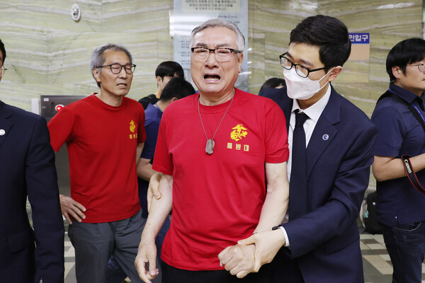 28일 오후 국회에서 열린 본회의에서 '해병대 채상병 사망사건 수사외압 의혹 특별검사법'이 부결되자 해병대예비역연대 회원이 울분을 토하며 본회의장에서 나오고 있다. 2024.5.28. 연합뉴스