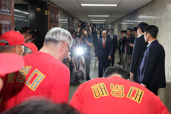 해병대예비역연대 회원들이 28일 오후 서울 여의도 국회에서 국민의힘 비상의원총회에 참석하는 추경호 원내대표 등 국민의힘 의원들을 향해 고개를 숙이며 '채상병 특검법' 재의결에 협조해줄 것을 호소하고 있다. 2024.5.28