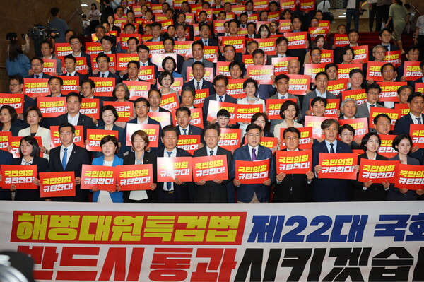 더불어민주당 이재명 대표, 조국혁신당 조국 대표 등이 28일 서울 영등포구 국회 로텐더홀에서 해병대원 특검법 재의 표결 부결 규탄 기자회견을 하고 있다. 2024.5.28. 연합뉴스