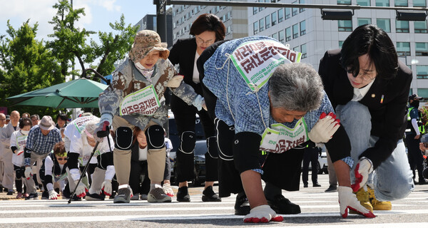 전국민족민주유가족협의회와 민주유공자법제정추진단이 27일 국회 앞에서 민주유공자법 제정 촉구 오체투지를 하고 있다. 2024.5.27. 연합뉴스