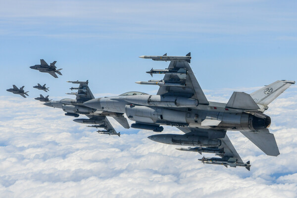 공군 F-35A, KF-16, FA-50 편대가 비행금지선 이남의 중·동부 공역에서 비행 및 타격 훈련을 하고 있다. 2024.5.27. [합참 제공] 연합뉴스 