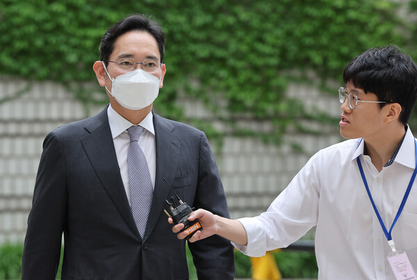 이재용 삼성전자 회장이 7일 오전 서초구 서울중앙지방법원에서 열린 '회계부정·부당합병' 관련 1심 속행 공판에 출석하고 있다. 이재용 회장은 이 사건으로 2년 3개월 가까이 재판을 받고 있다. 2023.7.7. 연합뉴스