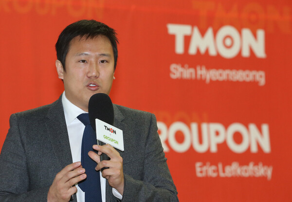 국내 대표 소셜커머스 업체인 티켓몬스터의 신현성 대표가 12일 서울 삼성동 코엑스에서 열린 세계 최대 소셜커머스 업체인 그루폰과의 인수합병 관련 기자간담회에서 프레젠테이션을 하고 있다. 리빙소셜의 자회사인 티몬은 글로벌 1위 소셜커머스 업체인 그루폰과 전략적 인수합병(M&A)에 합의, 2억 6천만 달러에 재매각됐다. 2013.11.12 연합뉴스