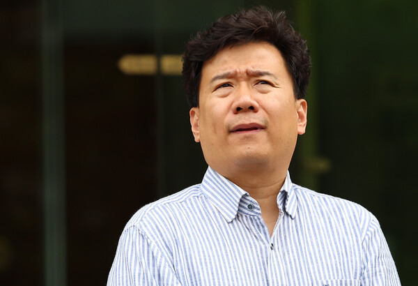 헌법재판소가 서울시 공무원 간첩 조작 사건과 관련해 공소권 남용 의혹을 받은 안동완 부산지검 2차장검사에 대한 탄핵소추를 기각한 30일 오후 간첩 조작 사건 피해자인 유우성씨가 굳은 표정으로 서울 종로구 헌법재판소 대심판정을 나서고 있다. 2024.5.30. 연합뉴스