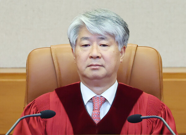 이종석 헌법재판소장이 30일 오후 서울 종로구 헌법재판소 대심판정 자리에 앉아 선고 시작을 기다리고 있다. 이날 헌재는 안동완 부산지검 2차장검사 탄핵소추 사건에 대한 선고를 진행했다. 2024.5.30. 연합뉴스