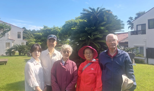 제주도 성산읍 키아오라리조트에 찾아온 최만자(가운데) 여성신학자 가족. 왼쪽으로 남편 여무현 씨와 조카, 오른쪽으로 미국에서 온 시누 부부. © 이봉수