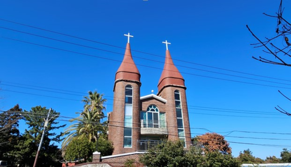 키아오라리조트 바로 이웃에 있는 성산중앙교회는 진보 성향 기독교장로회 소속이기도 해서 우리 부부는 기독교인이 아닌데도 박성화 목사 부부와 음식도 나눠 먹으면서 많은 얘기를 한다. 박 목사는 이 교회를 개척했지만 2년 뒤 은퇴하면 교단에 기부하기로 약정을 맺었다. © 박성화