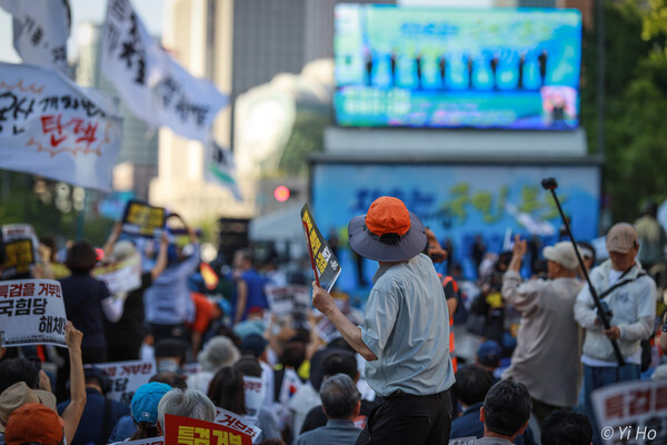 제 92차 촛불대행진 집회가 열린 서울 시청앞 대로에서 참가 시민들이 펼침막을 흔들며 호응하고 있다. 2024.6.1. 사진 이호 작가