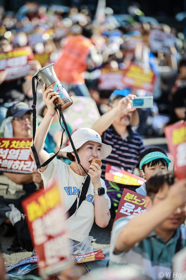 92차 촛불대행진 집회에 참석한 시민들이 확성기 구호를 따라 외치며 팔을 흔들고 있다. 2024.6.1. 사진 이호 작가