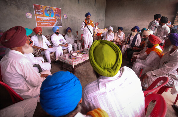 5월 26일 인도 펀자브 카푸르탈라 지역의 한 마을에서 주민들이 카두르 사히브 선거구의 무소속 후보인 시크교 분리주의 지도자 암리트팔 싱의 선거 유세 관련 회의에 참석하고 있다.2024.5.26. 로이터 연합뉴스