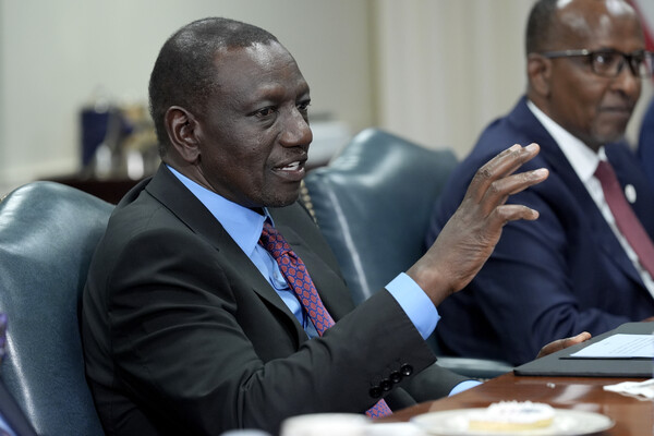 윌리엄 루투 케냐 대통령(왼쪽)이 미국 워싱턴D.C. 펜타곤에서 로이드 오스틴 미국 국방장관과의 회동에서 발언하고 있다. 2024. 05. 24 [AP=연합뉴스]