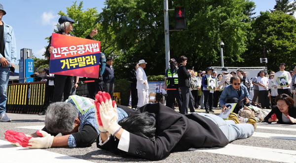전국민족민주유가족협의회와 민주유공자법제정추진단이 27일 국회 앞에서 민주유공자법 제정 촉구 오체투지를 하고 있다. 2024.5.27 연합뉴스