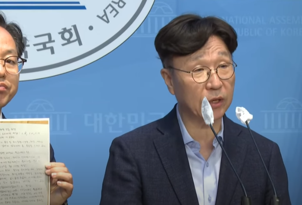 신명섭 전 경기도 평화협력국장이 3일 오후 국회 소통관에서 기자회견을 열고 있다. 왼쪽은 신 전 국장이 이화영 전 경기도 평화부지사를 수원지검에서 세 차례 면담할 때 작성했던 메모를 들고 있는 민주당 김문수 의원. 오마이TV 생중계 화면 갈무리