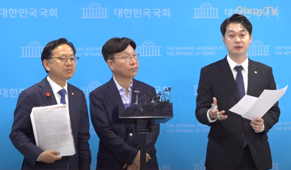 신명섭 전 경기도 평화협력국장(가운데)이 민주당 김문수(왼쪽) 김동아 의원과 함께 3일 오후 국회 소통관에서 기자회견을 열고 있다. 오마이TV 생중계 화면 갈무리