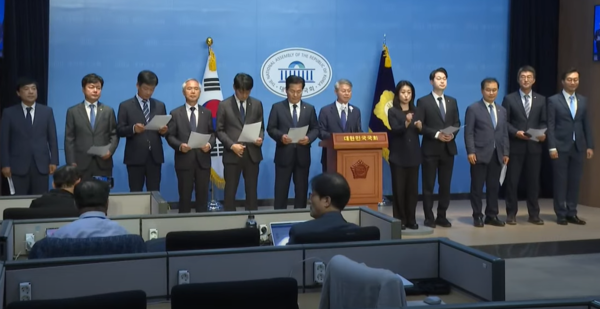 민주당 '정치검찰 사건 조작 특별대책단' 소속 의원들이 3일 오후 민형배 단장을 중심으로 국회 소통관에서 기자회견을 열고 있다. 오마이TV 생중계 화면 갈무리