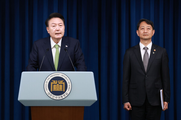 윤석열 대통령이 3일 오전 서울 용산 대통령실 청사 브리핑실에서 열린 국정브리핑에 참석해 동해 석유·가스 매장과 관련해 설명하고 있다. 2024. 06 0.3. 연합뉴스