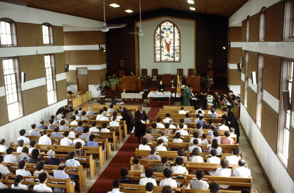 서울시 용산구 동자동에 위치한 성남교회에서 성찬식이 열리고 있다. 이곳은 소설가 김말봉이 다녔던 교회로 그는 1957년 한국여성으로는 처음으로 장로가 되기도 하였다. 김말봉은 1932년 중앙일보 신춘문예에 단편 망명녀가 당선되면서 데뷔하였다. 대표작품으로는 밀림, 찔레꽃, 생명 등이 있다. 1986.8.22  연합뉴스