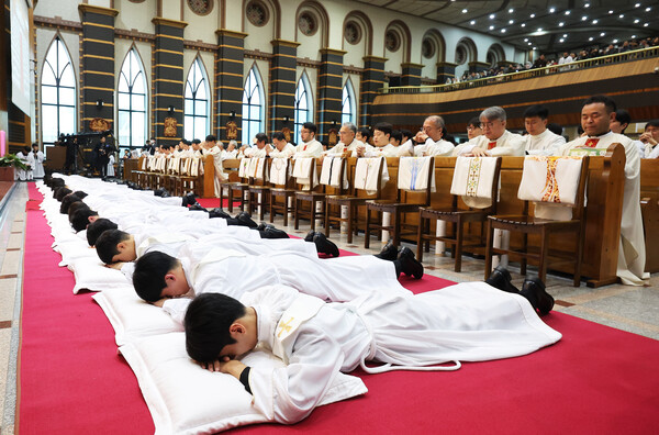 8일 오후 경기도 수원시 장안구 천주교 정자동 주교좌성당에서 '수원교구 사제 서품 미사'가 거행되고 있다. 2023.12.8 연합뉴스
