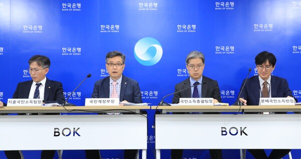 5일 서울 중구 한국은행에서 2024년 1/4분기 국민소득(잠정) 및 국민계정 2020년 기준년 1차 개편 결과 설명회가 열리고 있다. 왼쪽부터 이인규 한국은행 지출국민소득팀장, 최정태 경제통계국 국민계정부장, 강창구 국민소득총괄팀장, 장은종 분배국민소득반장. 2024.6.5 [한국은행 제공] 연합뉴스