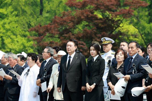 윤석열 대통령이 배우자 김건희 씨와 함께 6일 서울 동작구 국립서울현충원에서 열린 제69회 현충일 추념식에서 현충일 노래를 제창하고 있다. 2024.6.6 연합뉴스