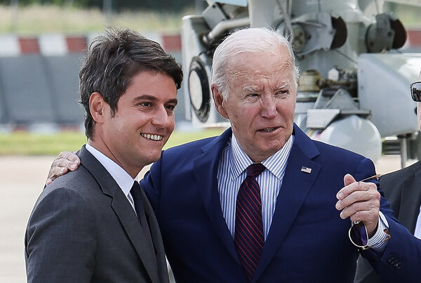 조 바이든 미국 대통령이 5일 프랑스를 국빈방문해 파리 오를리 공항에서 가브리엘 아탈 총리의 영접을 받고 있다. 바이든은 6일 노르망디 상륙작전 80주년 기념식에 참석한다. 2024.6.5. UPI 연합뉴스