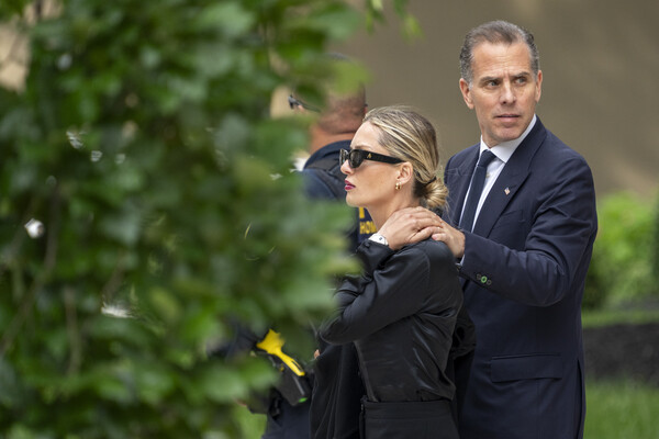 조 바이든 미 대통령의 아들인 헌터 부부가 5일 델라웨어주 윌밍턴의 연방법원에서 사흘째 열린 형사사건 공판을 마친 뒤 법원을 떠나고 있다. 헌터는 총기 불법소지 혐의를 받고 있다. 이르면 9월부터 탈세 혐의 재판도 시작된다. 바이든의 대선가도를 위협하는 사법 리스크의 하나다. 2025.6.5. UPI 연합뉴스 