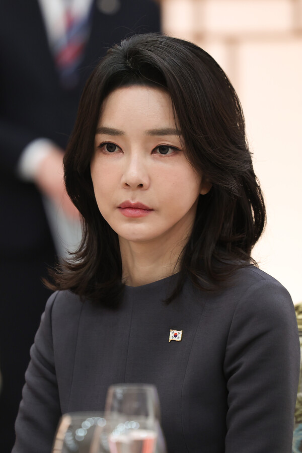 윤석열 대통령 부인 김건희 여사가 18일 서울 용산 대통령실 청사에서 열린 페드로 산체스 스페인 총리 환영 오찬에 참석하고 있다. 2022.11.18 [대통령실 제공] 연합뉴스