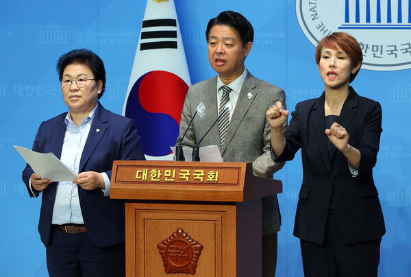 더불어민주당 김영호(가운데)·문정복 의원이 5일 오전 국회 소통관에서 '장윤금 숙명여대 총장은 김건희 여사 표절 논문 방탄을 위한 연임 시도를 당장 멈춰라'라는 제목으로 기자회견을 하고 있다. 2024.6.5. 연합뉴스