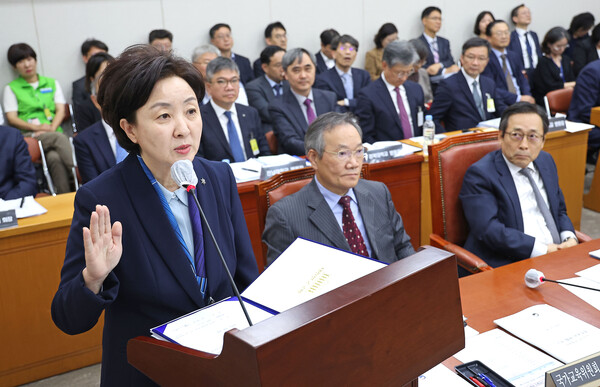 장윤금 숙명여자대학교 총장이 26일 서울 여의도 국회에서 열린 국회 교육위원회의 교육부, 국가교육위원회 등에 대한 국정감사에 증인으로 참석해 선서를 하고 있다. 2023.10.26. 연합뉴스