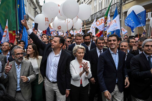 우르줄라 폰데어라이엔 유럽연합(EU) 집행위원장(맨 가운데)이 포르투갈 포루투에서 포루투갈민주동맹 선거 캠페인에 참석하고 있다. 2024. 06. 06 [AFP=연합뉴스]