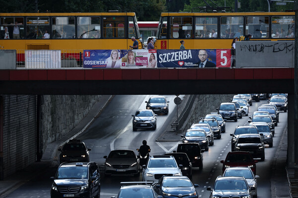 9일 유럽 의회 선거를 앞둔 가운데 폴란드 바르샤바 거리에 후보자들 선거 포스터가 걸려 있다. 2024. 06. 06 [로이터=연합뉴스] 